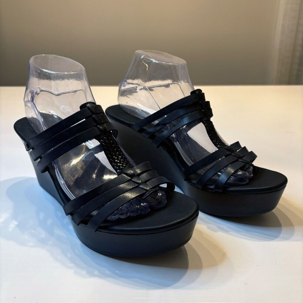 UGG UGGs Mattie Women's Black Leather Strappy Sandals Style 1006863 US Size 10